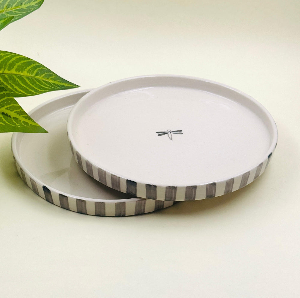 Set of 2 eco-friendly ceramic flat plates made with sustainable materials