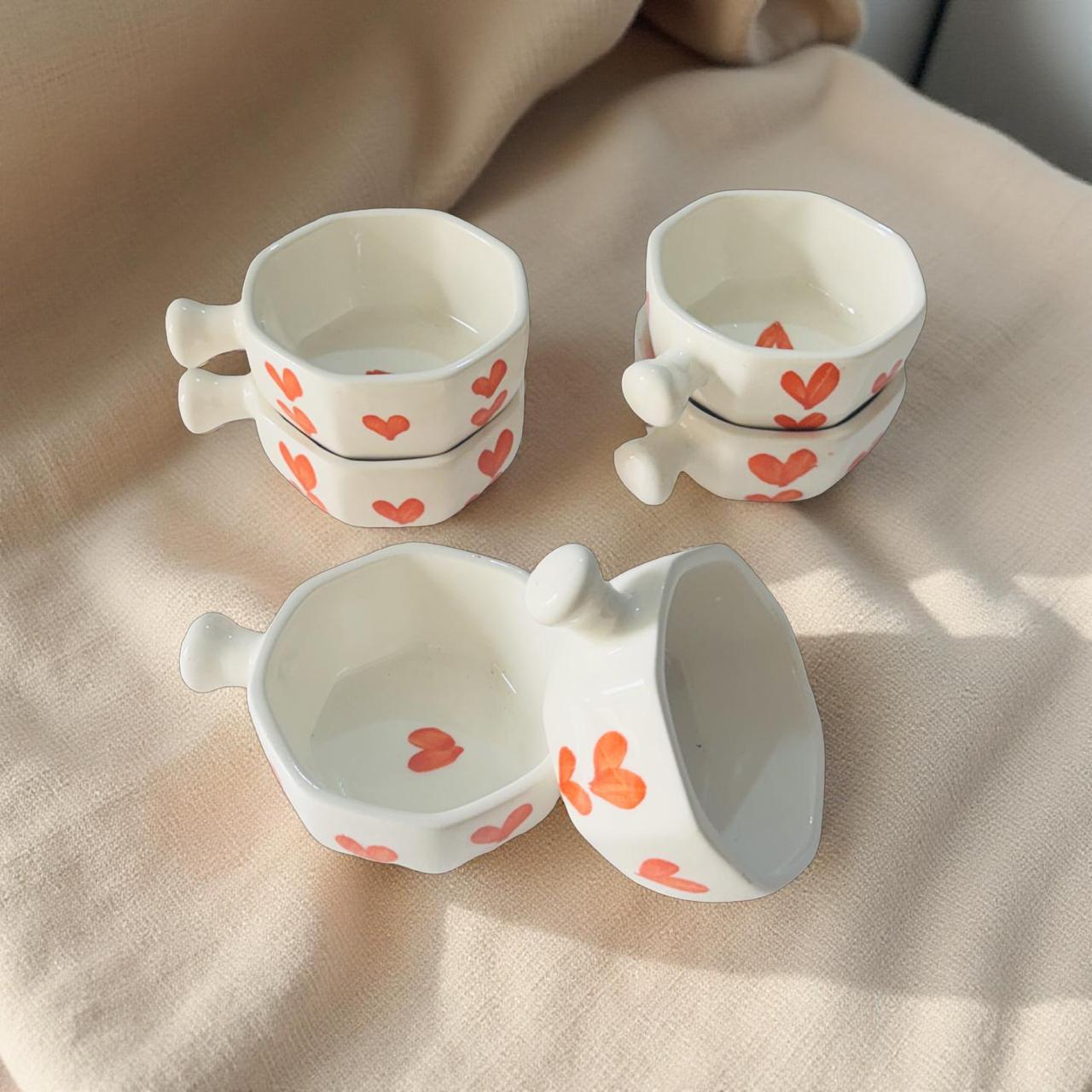 six chutney bowls are kept on a table placement