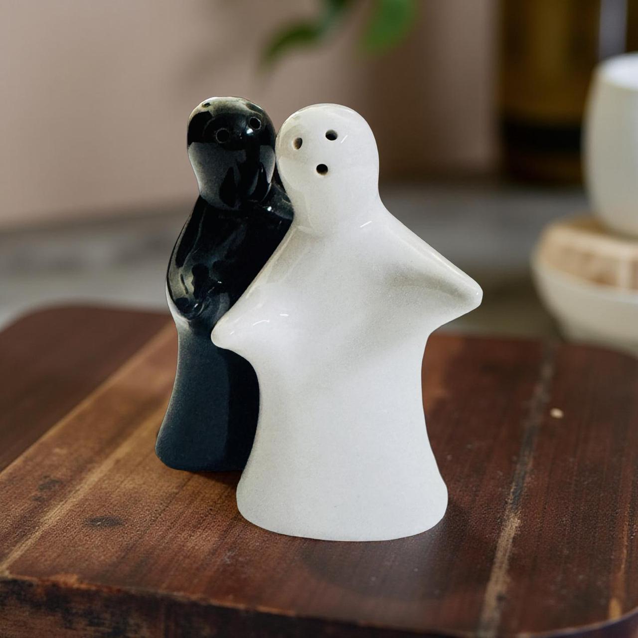 Black and white ceramic figures on a wooden surface