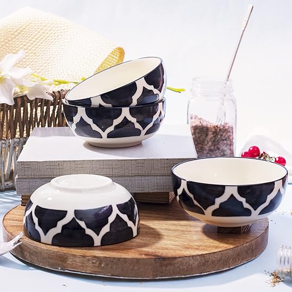 Aesthetic stoneware bowl for serving curry