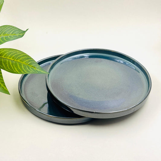 Set of 2 vintage-inspired ceramic flat plates with retro detailing