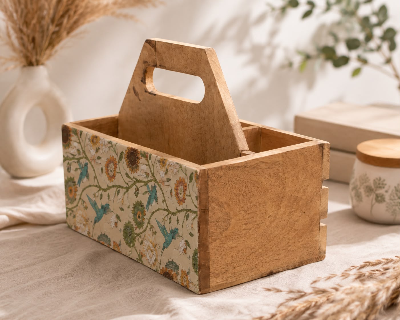 Cutlery organizer for dining table